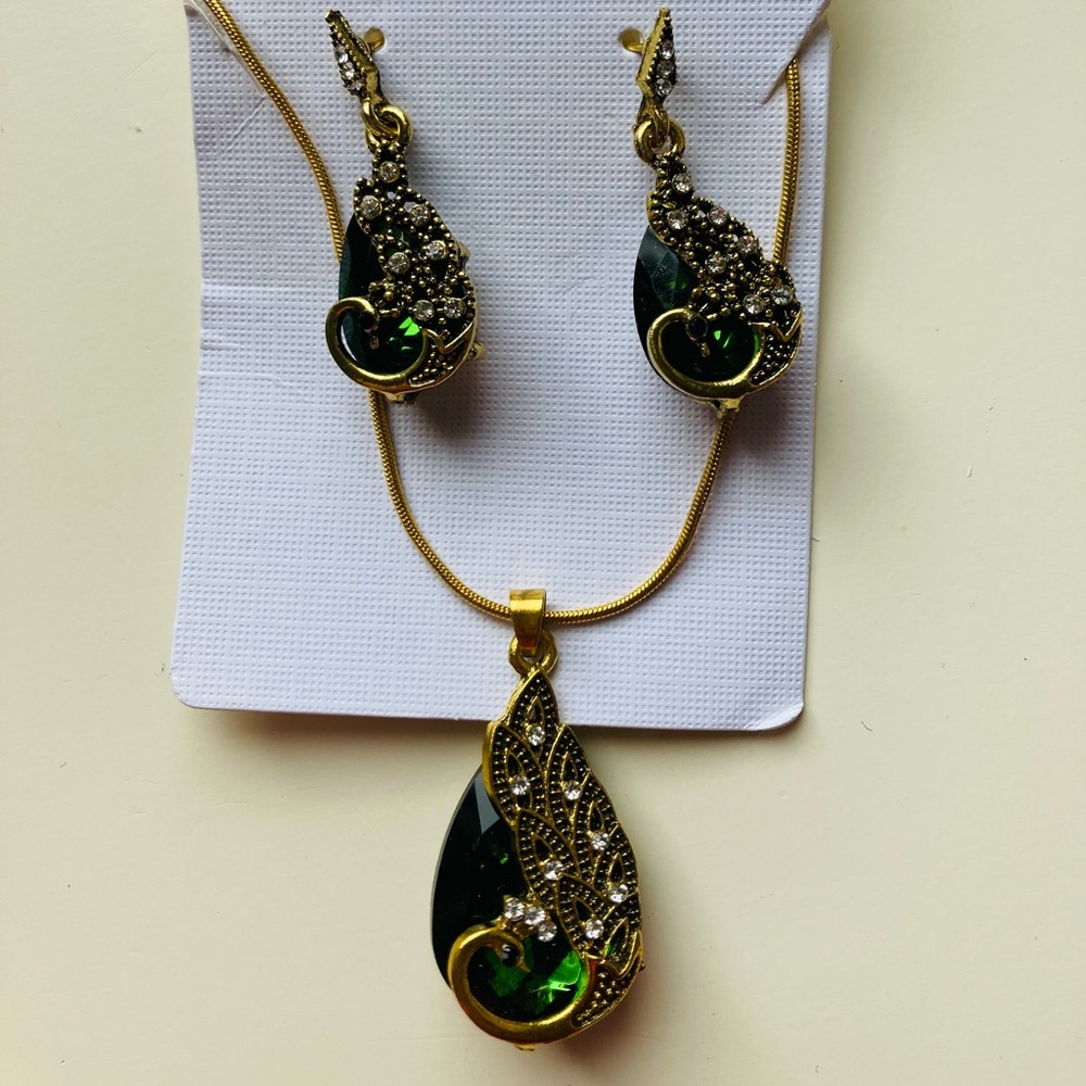 Emerald green earring and necklace set